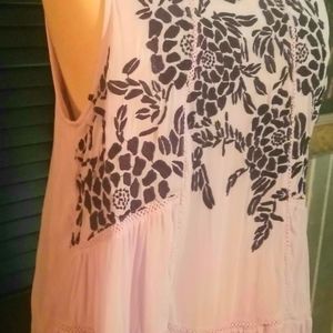 Fluet floral stitch detailed tank.